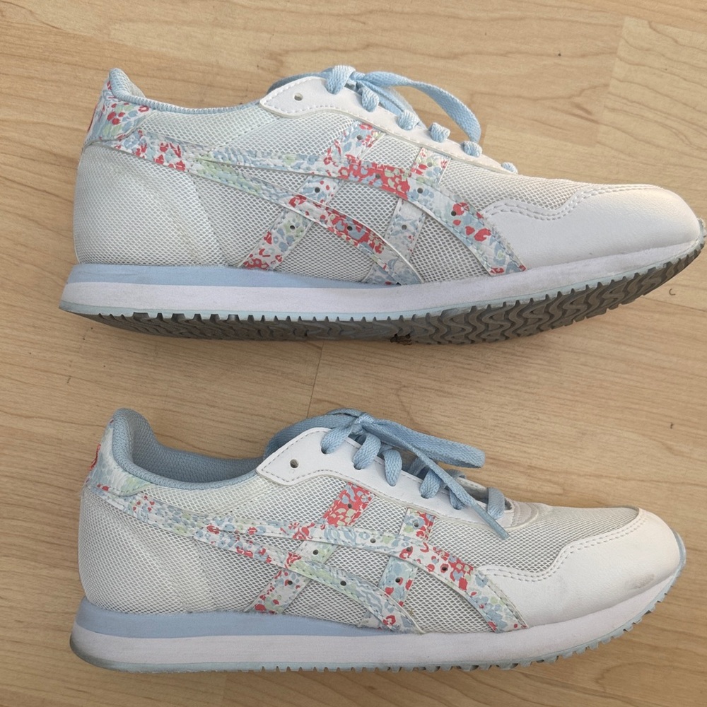 Tennis shoes ASICS like new